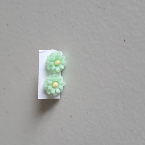 n/a Jewelry - Green flower earrings with a yellow middle